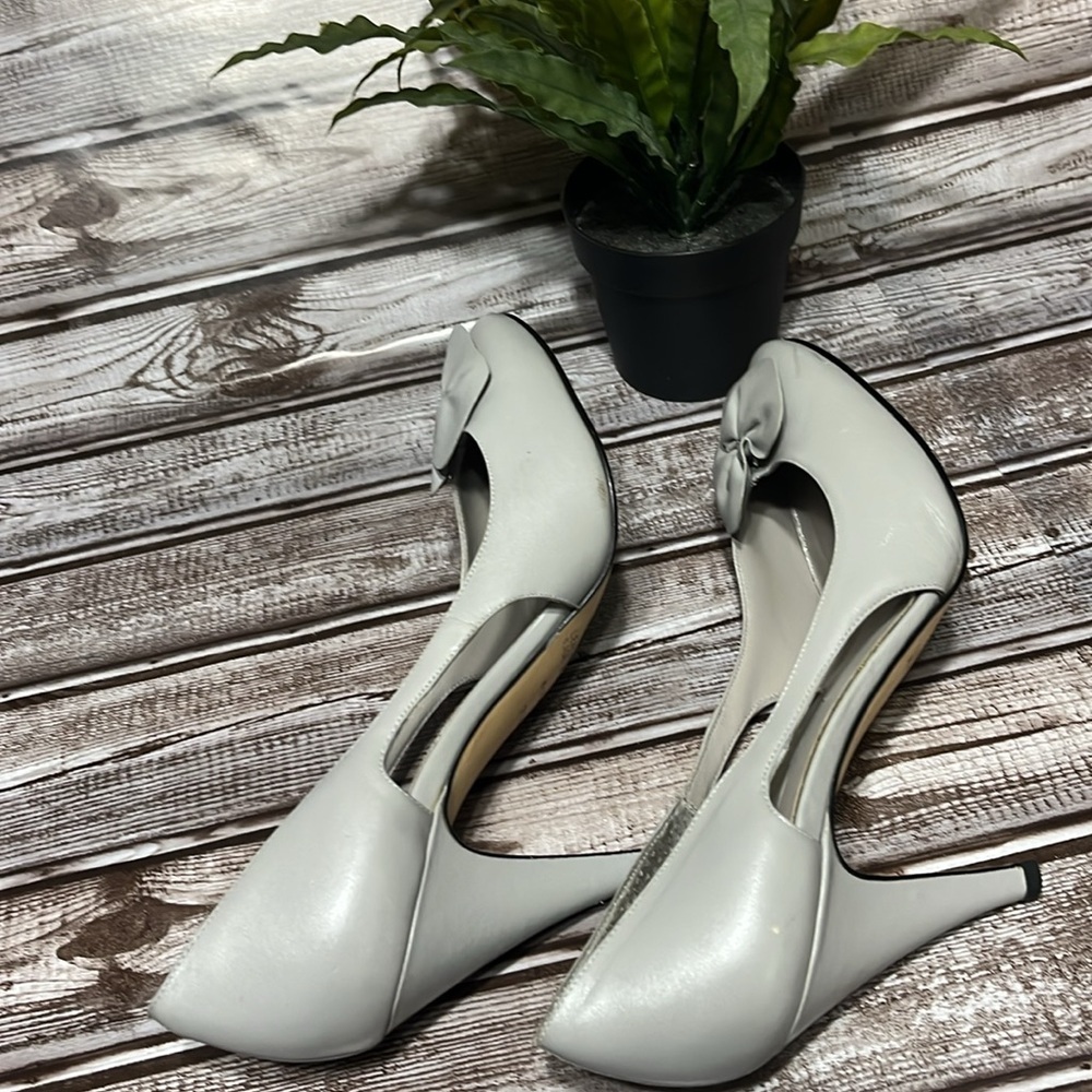 Calico Women's Gray Heels with Bow Detail and side cut out. Size 7.5 - Picture 7 of 11